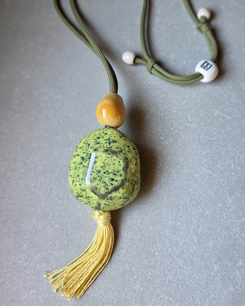 Ciondolo con pietra in ceramica dai colori vivaci giallo verde