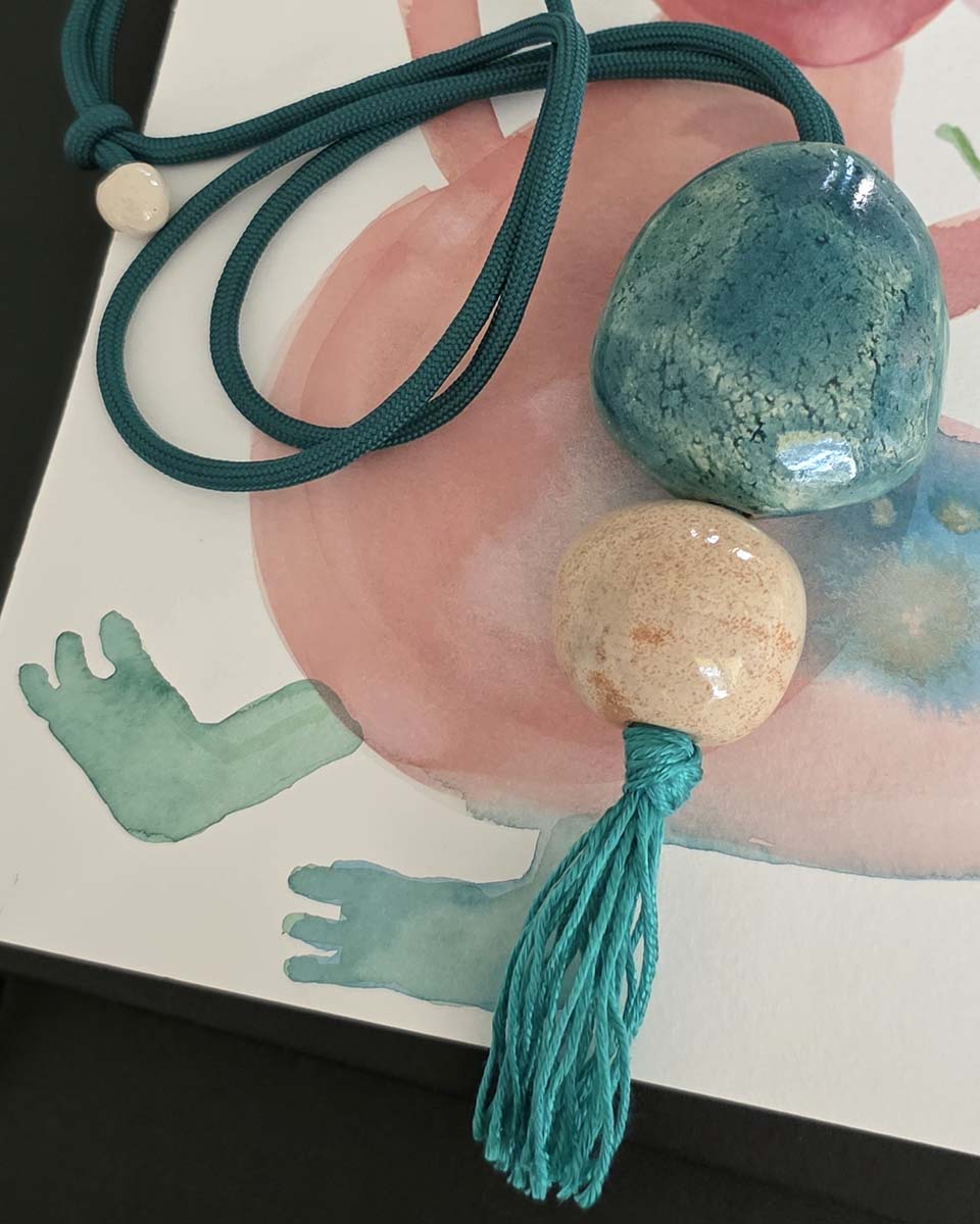 ciondolo in ceramica turchese e color sabbia