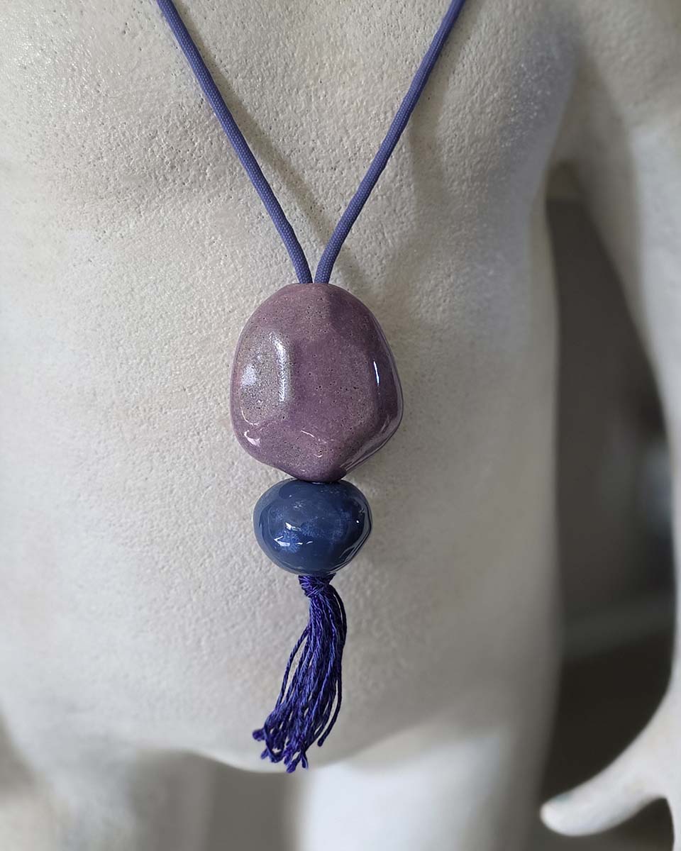 Grande ciondolo con pietra viola in ceramica