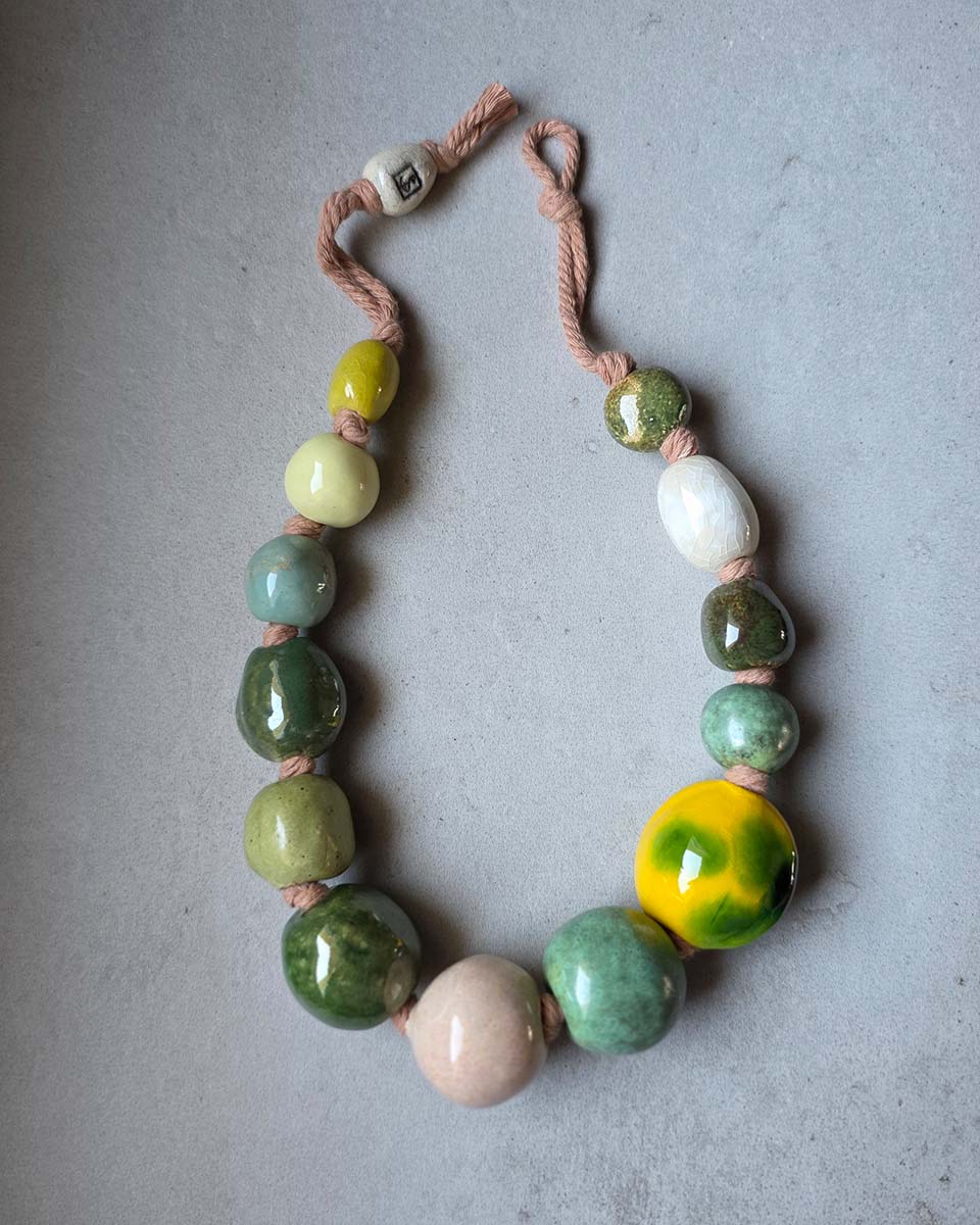 Bellissima collana fatta a mano in ceramica dalle forme sferiche e naturali