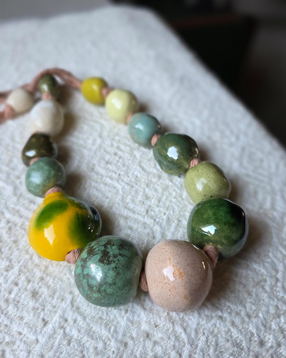 collana artigianale con grandi sfere in ceramica nelle tonalità dei verdi, giallo mango e cocco.