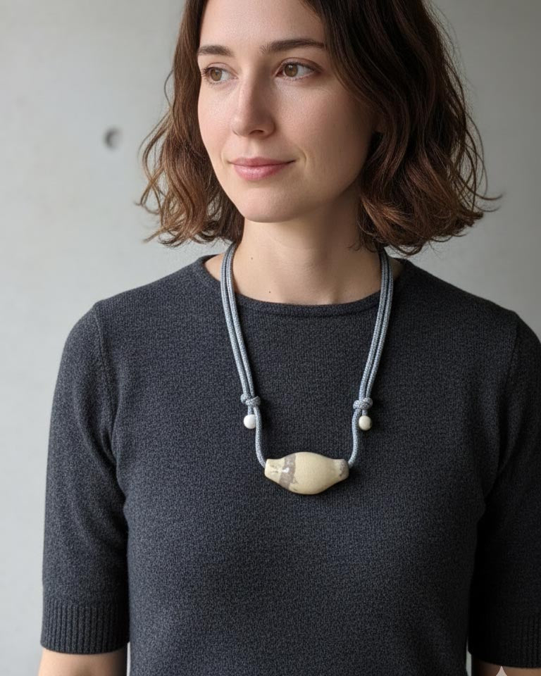 collana in ceramica ispirata a una conchiglia