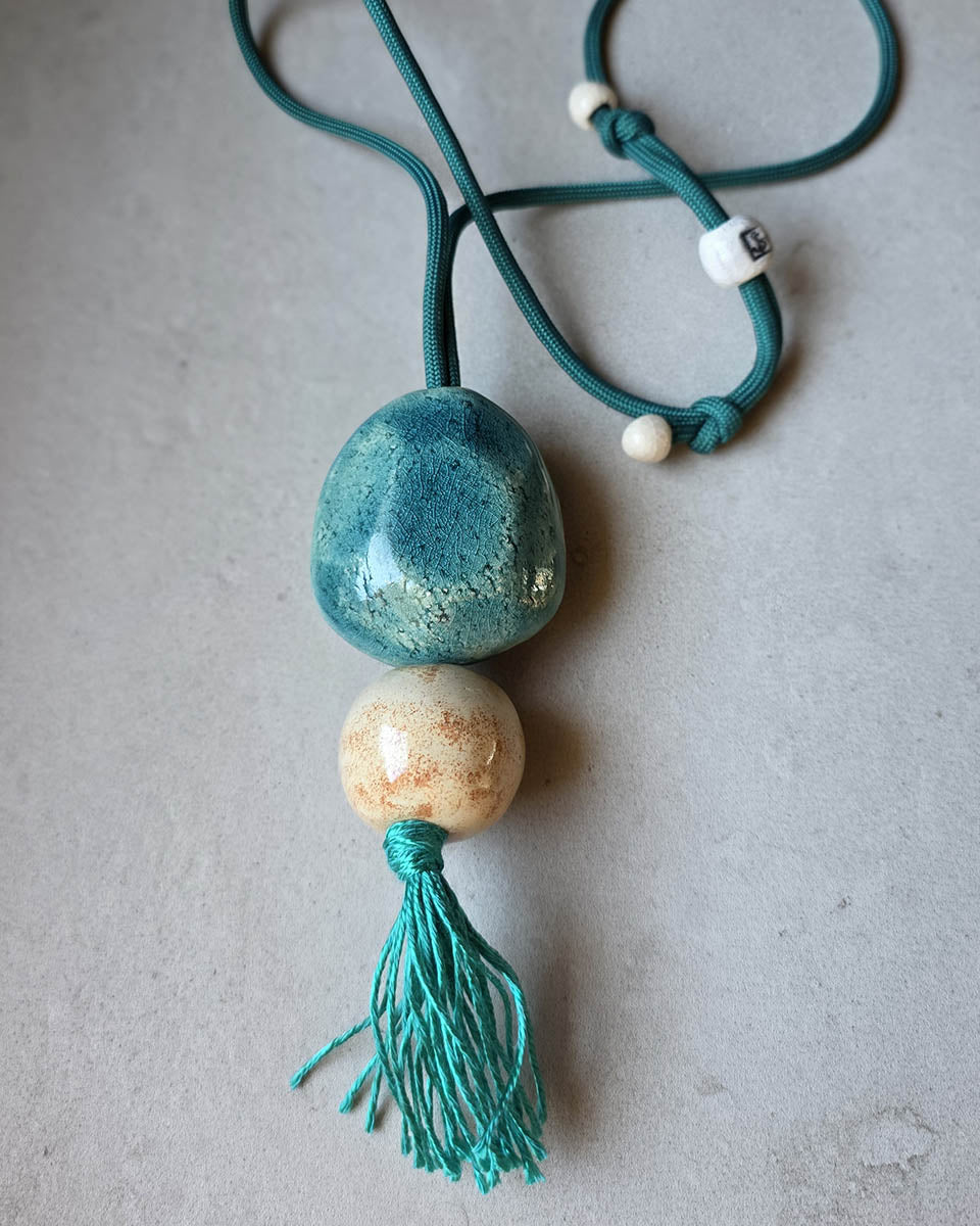 collana in ceramica con pietra turchese