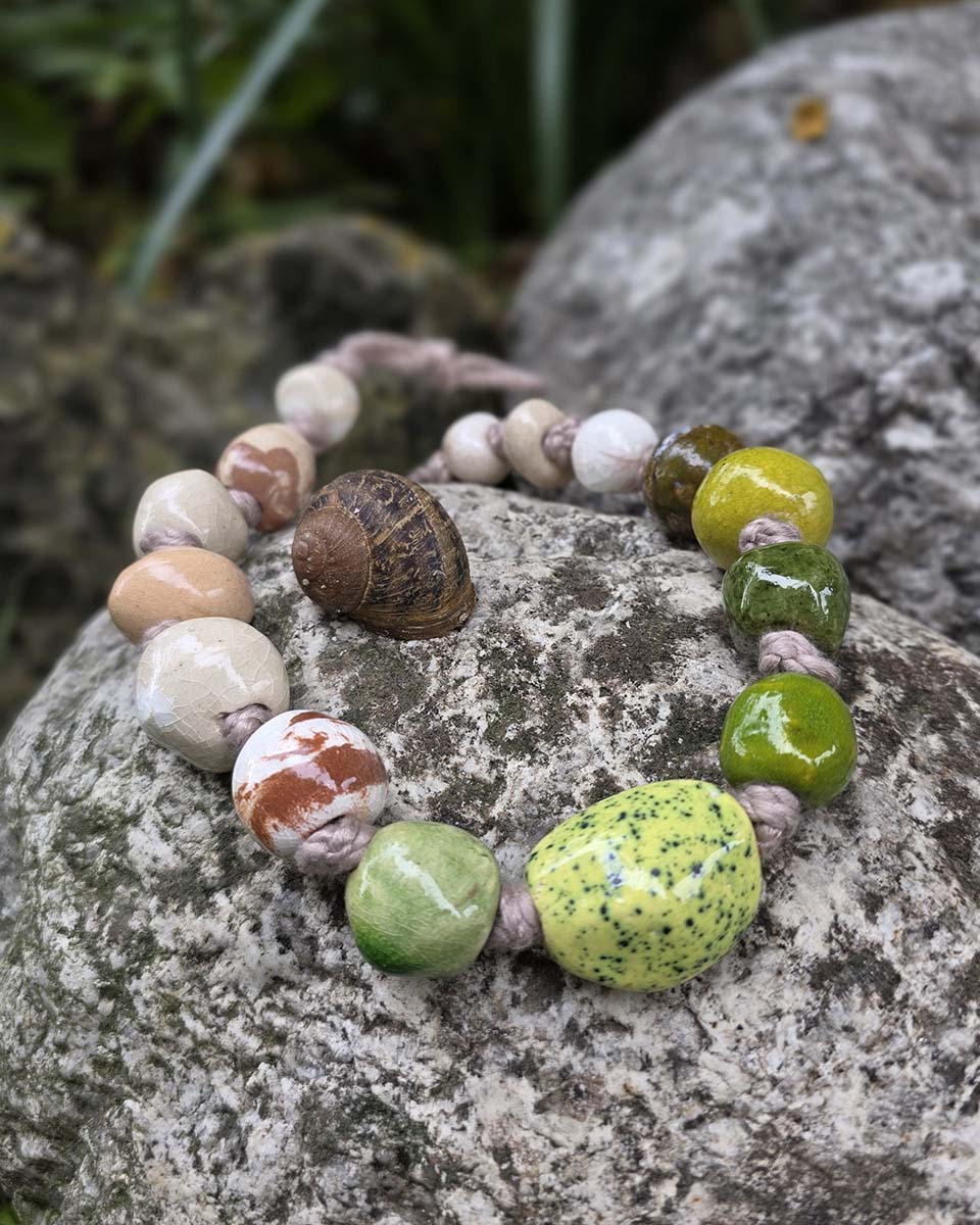 Collana di ceramica che prende ispirazione da forme e colori naturali