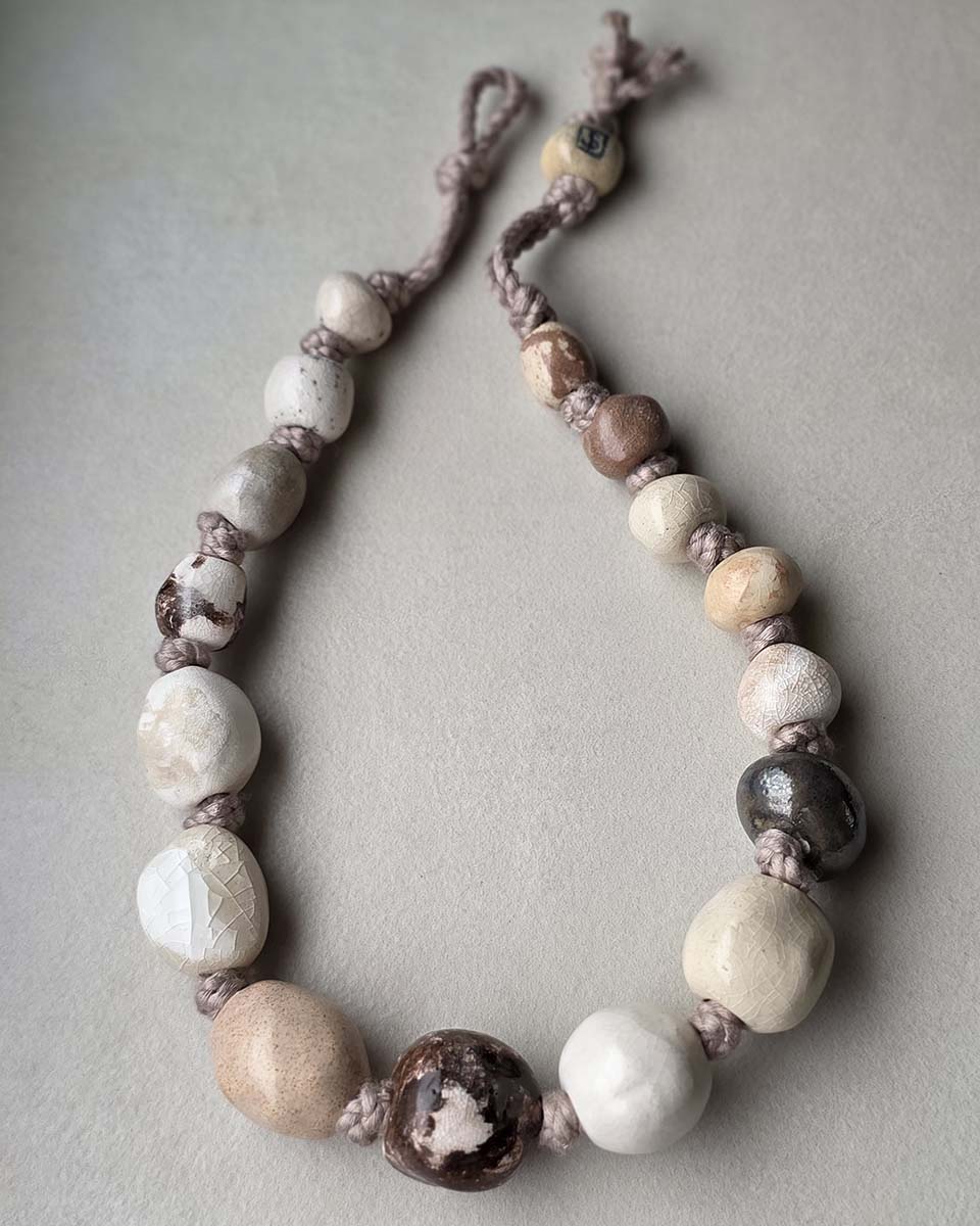 Collana di perle con toni naturali