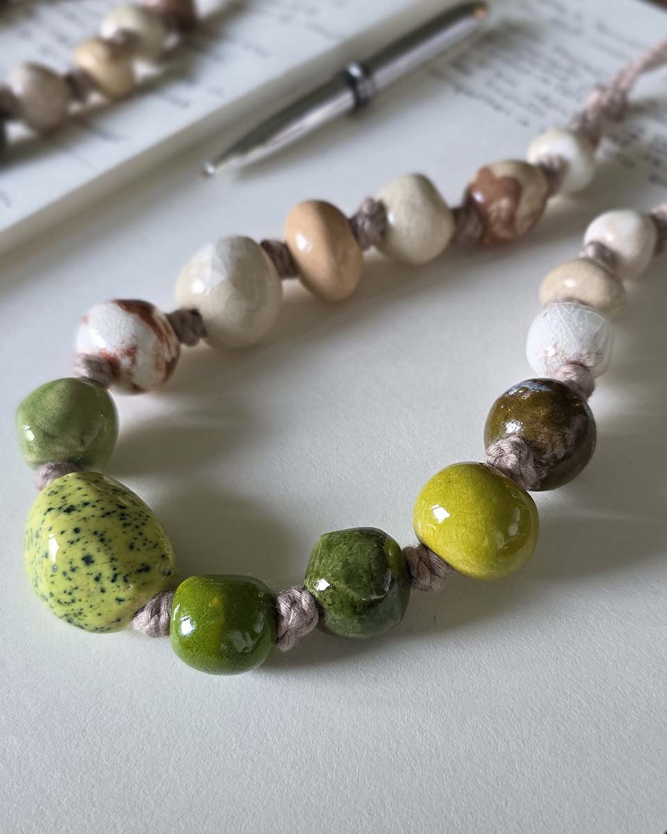 una collana dalle perle organiche e irregolari che si ispira alla natura