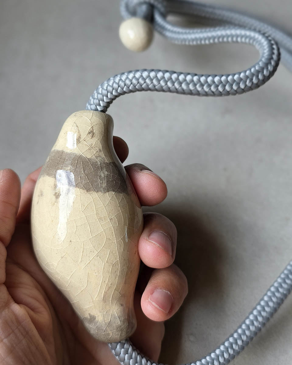 elemento in ceramica fatto a mano