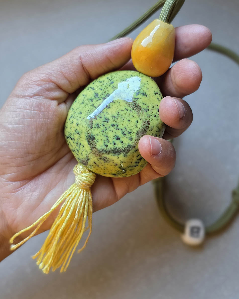Grande ciondolo a forma di pietra in ceramica