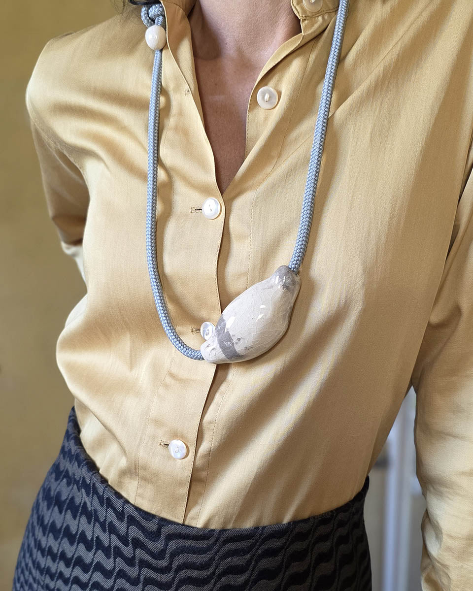un modo di indossare la collana eco in ceramica