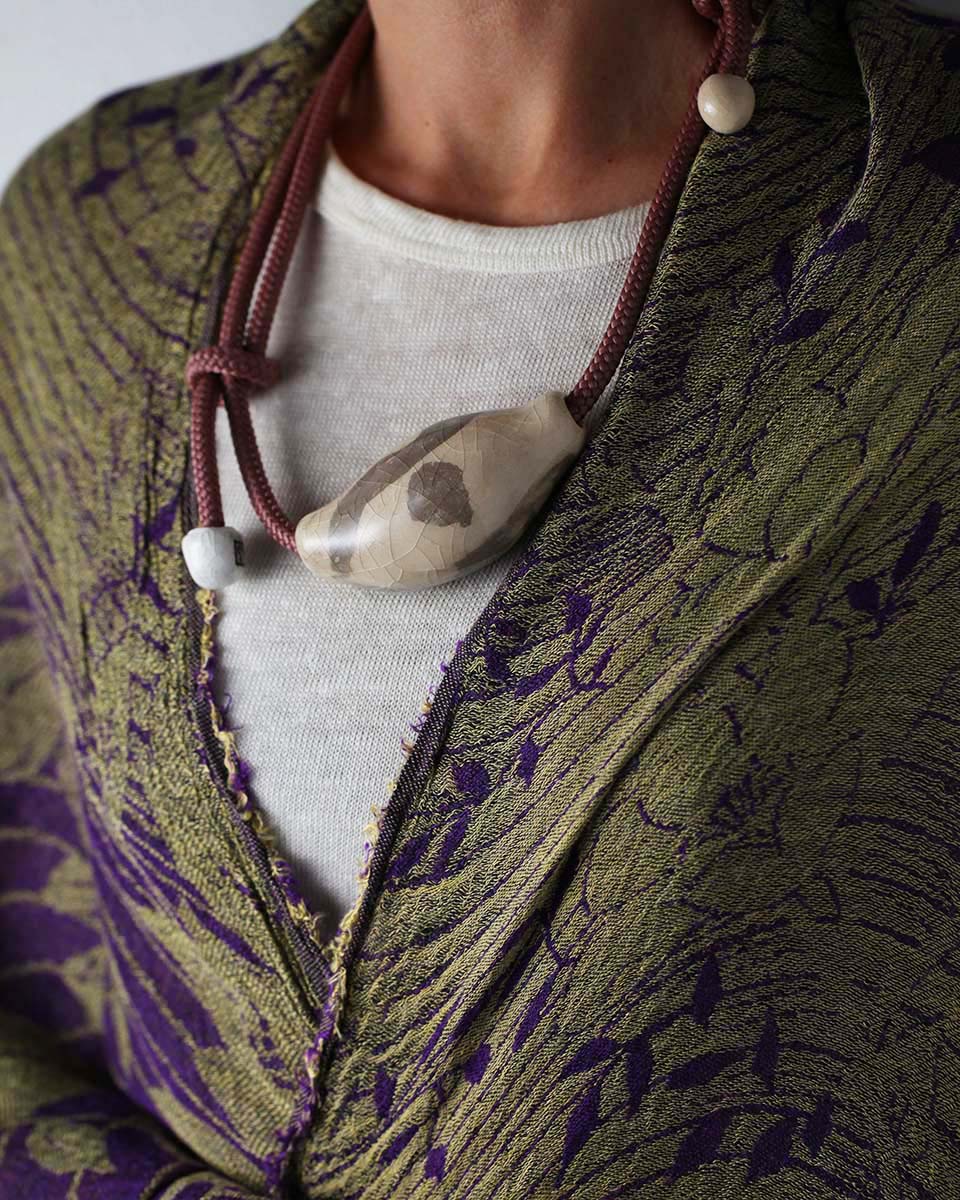 collana in ceramica a forma di conchiglia