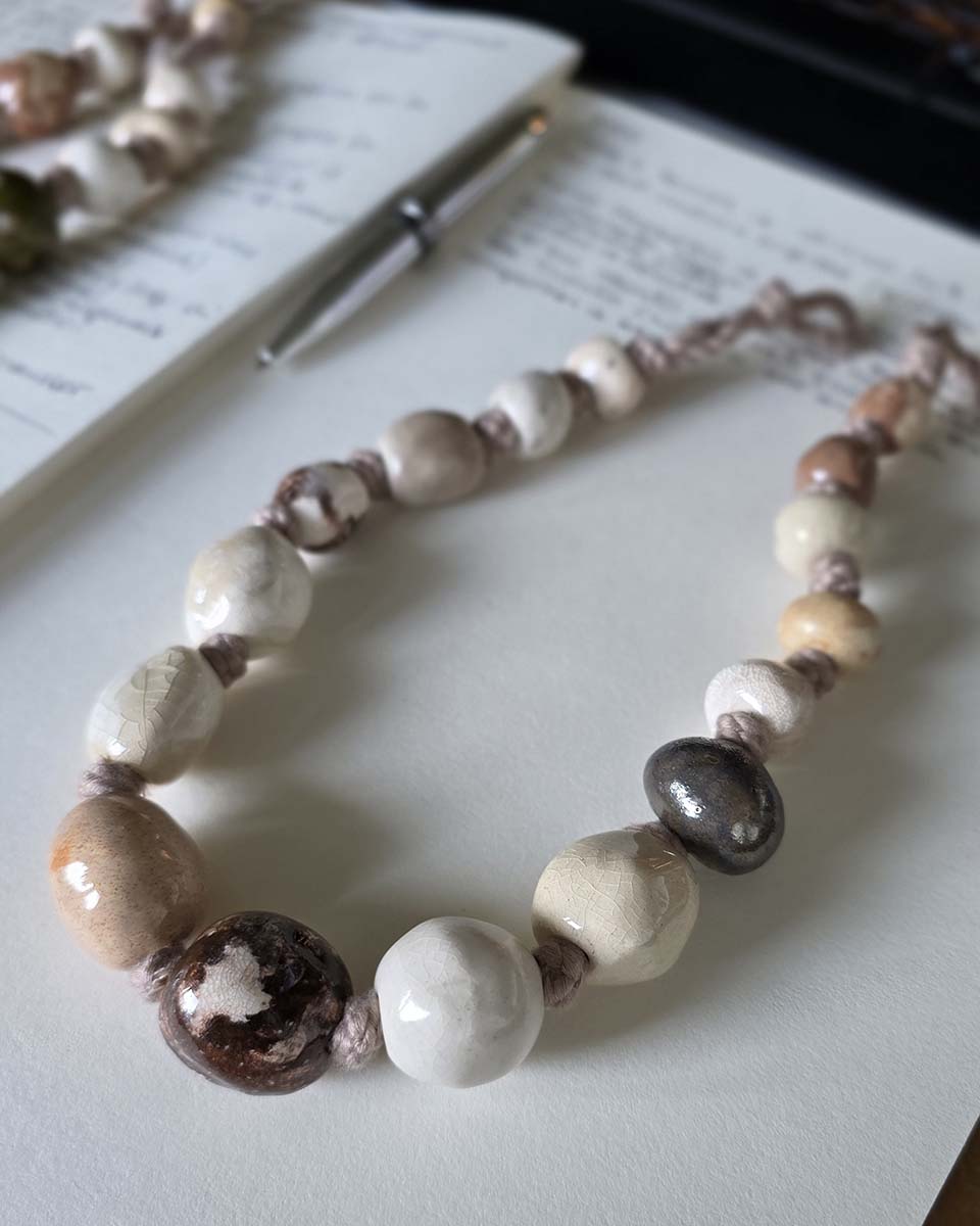 Collana di perle in ceramica Toni naturali: grandi perle bianco avorio, beige, terra bruciata e rosa cipria su corda di bambù