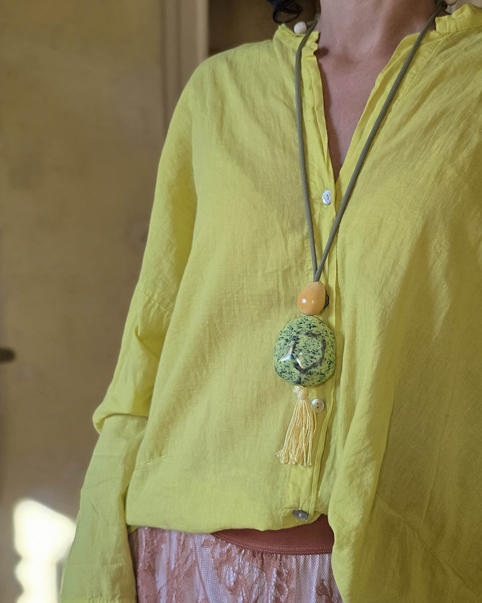 Ciondolo con pietra in ceramica dai colori vivaci giallo verde