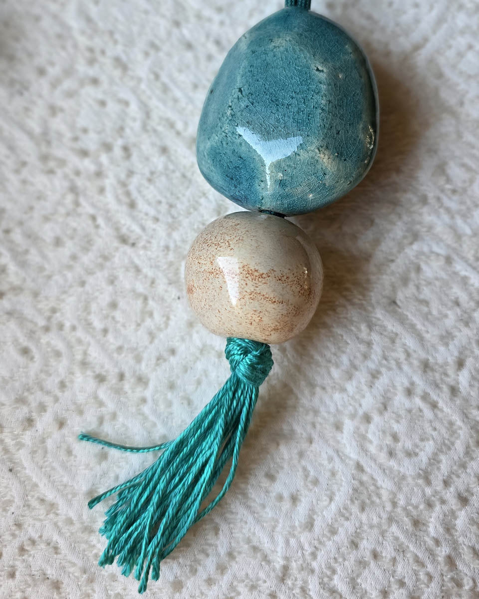 Ciondolo in ceramica con forma di pietra e sfera