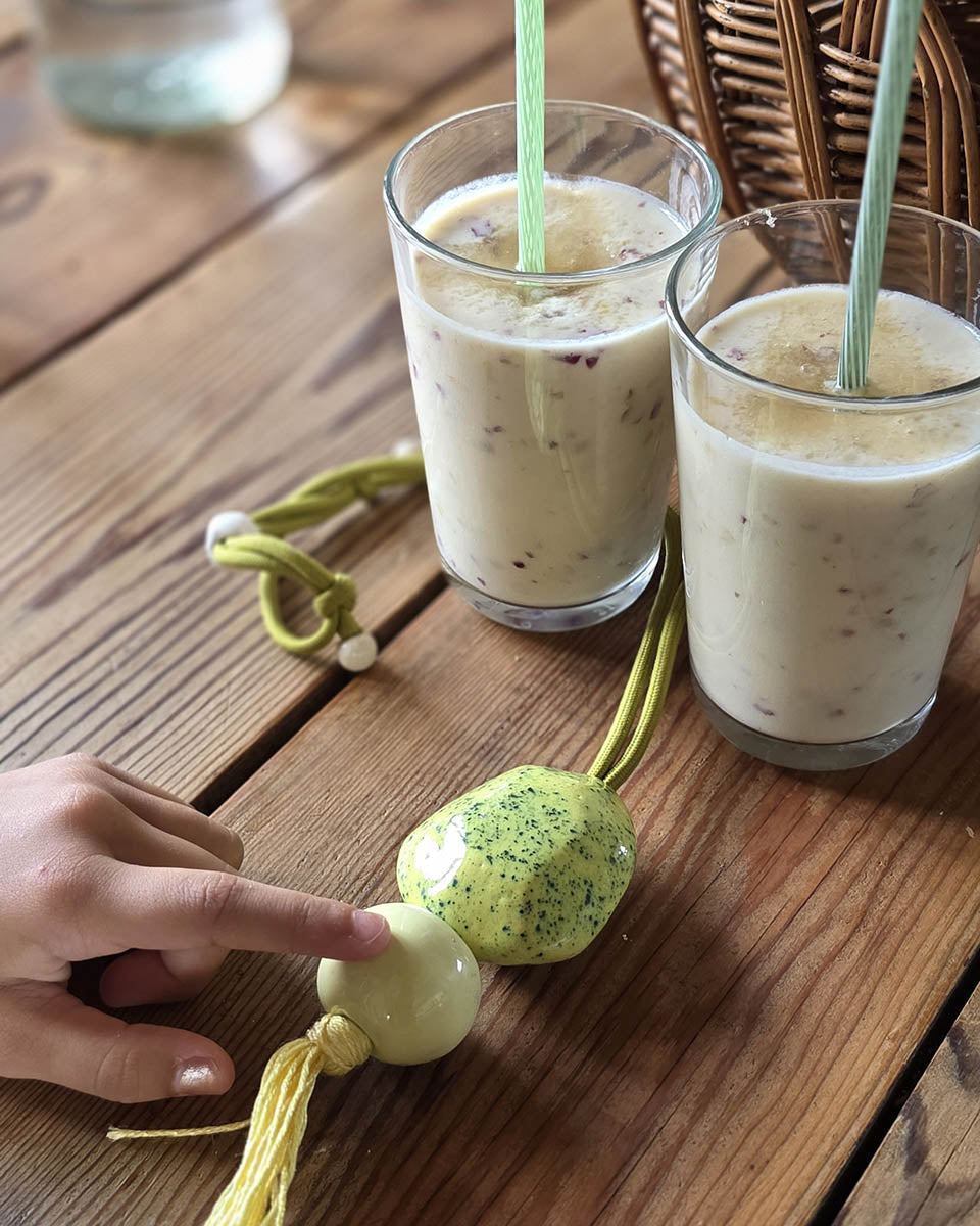 Collana con pietra in ceramica gialla puntinata di verde