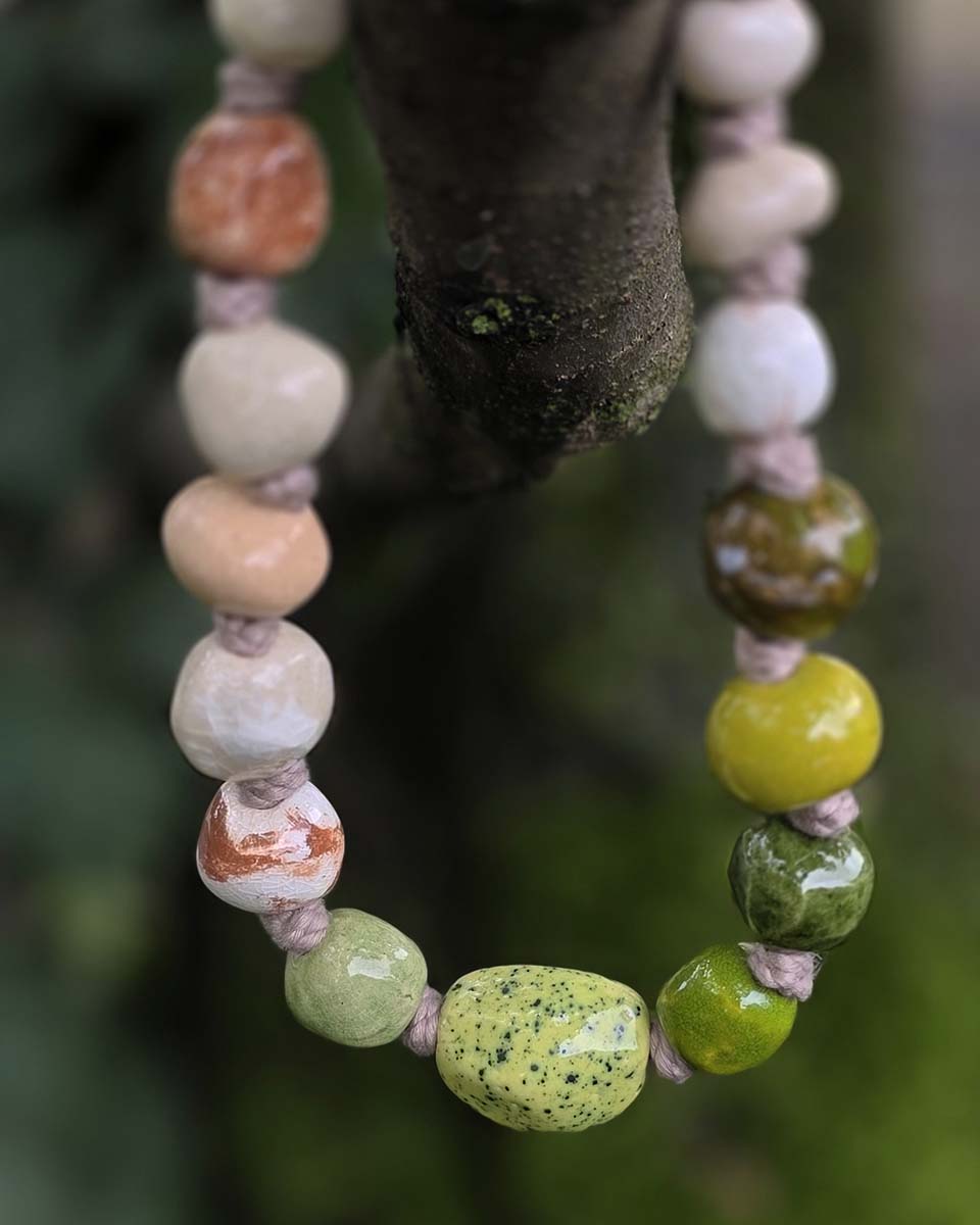 collana in ceramica con perle annodate dalle forme naturali, colori  neutri, muschio e fango