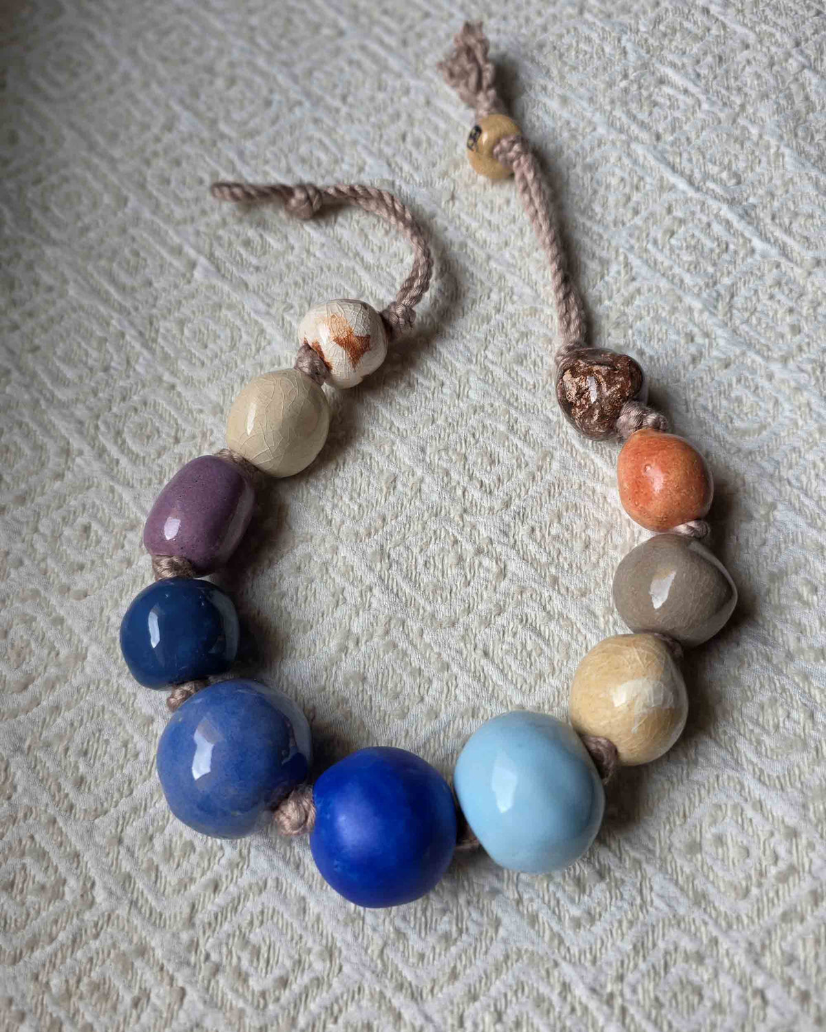 bellissima collana statement in ceramica con perle sferiche multicolor
