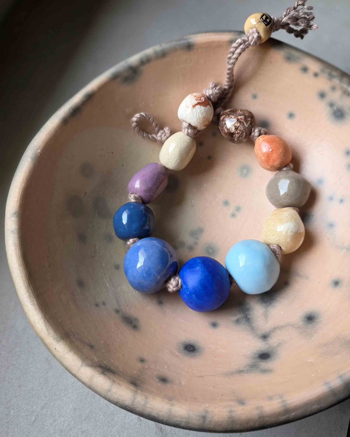 collana di perle in ceramica fatte a mano