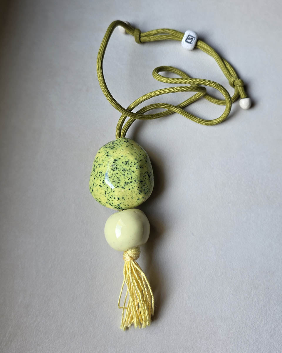 Collana con pietra in ceramica gialla puntinata di verde