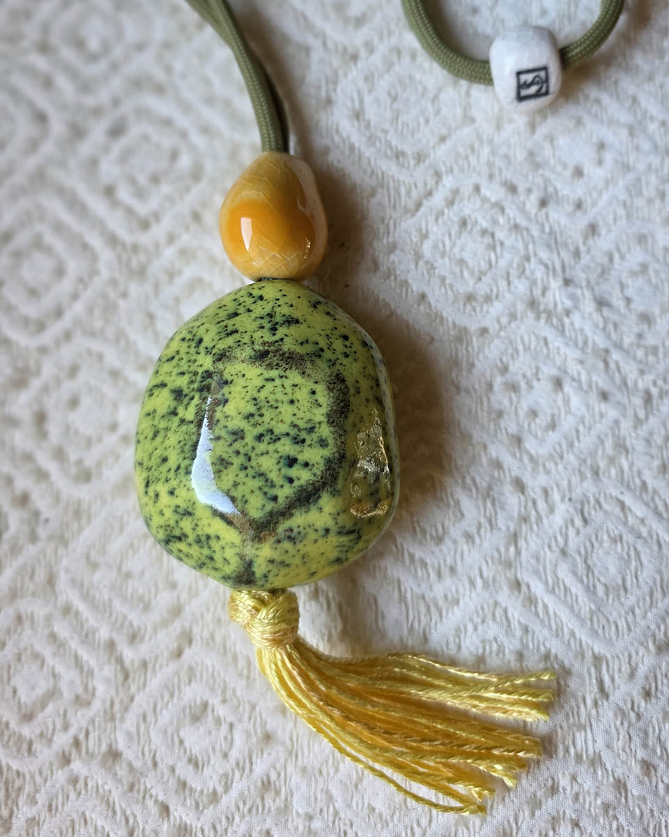 Ciondolo in ceramica pietra magica