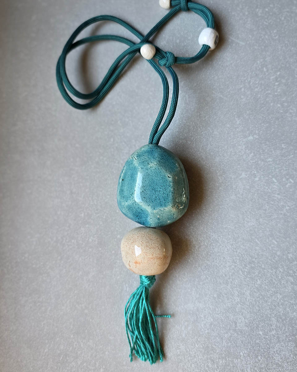 collana con pietra turchese in ceramica stile Japamala
