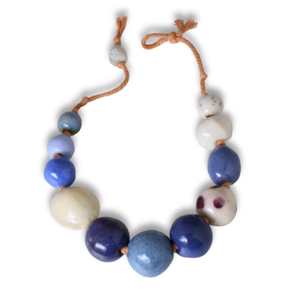 Collana in ceramica con grandi perle colorate  dal bianco al viola e azzurro