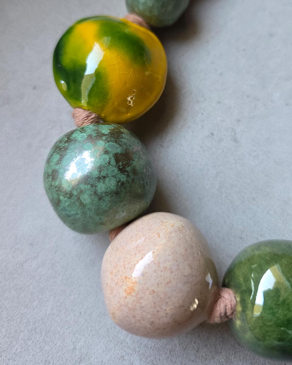 dettaglio de grandi perle bold in ceramica smaltata