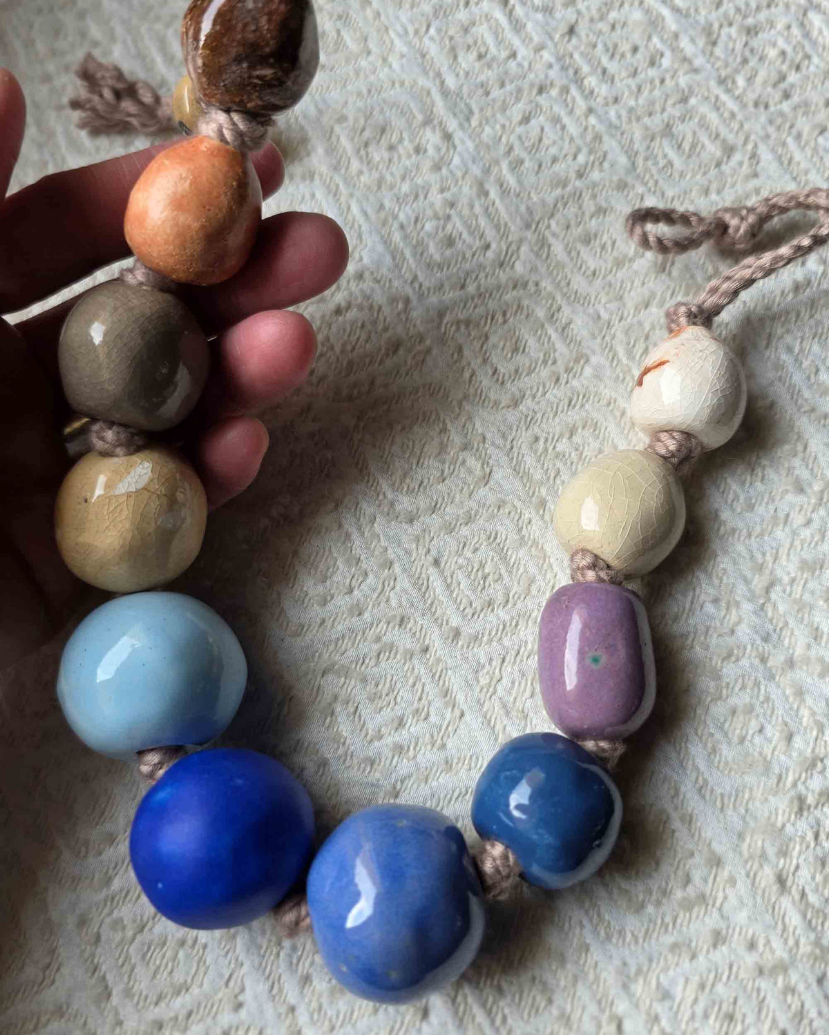 grandi perle artigianali multicolore, blu,lavanda e terra, in ceramica
