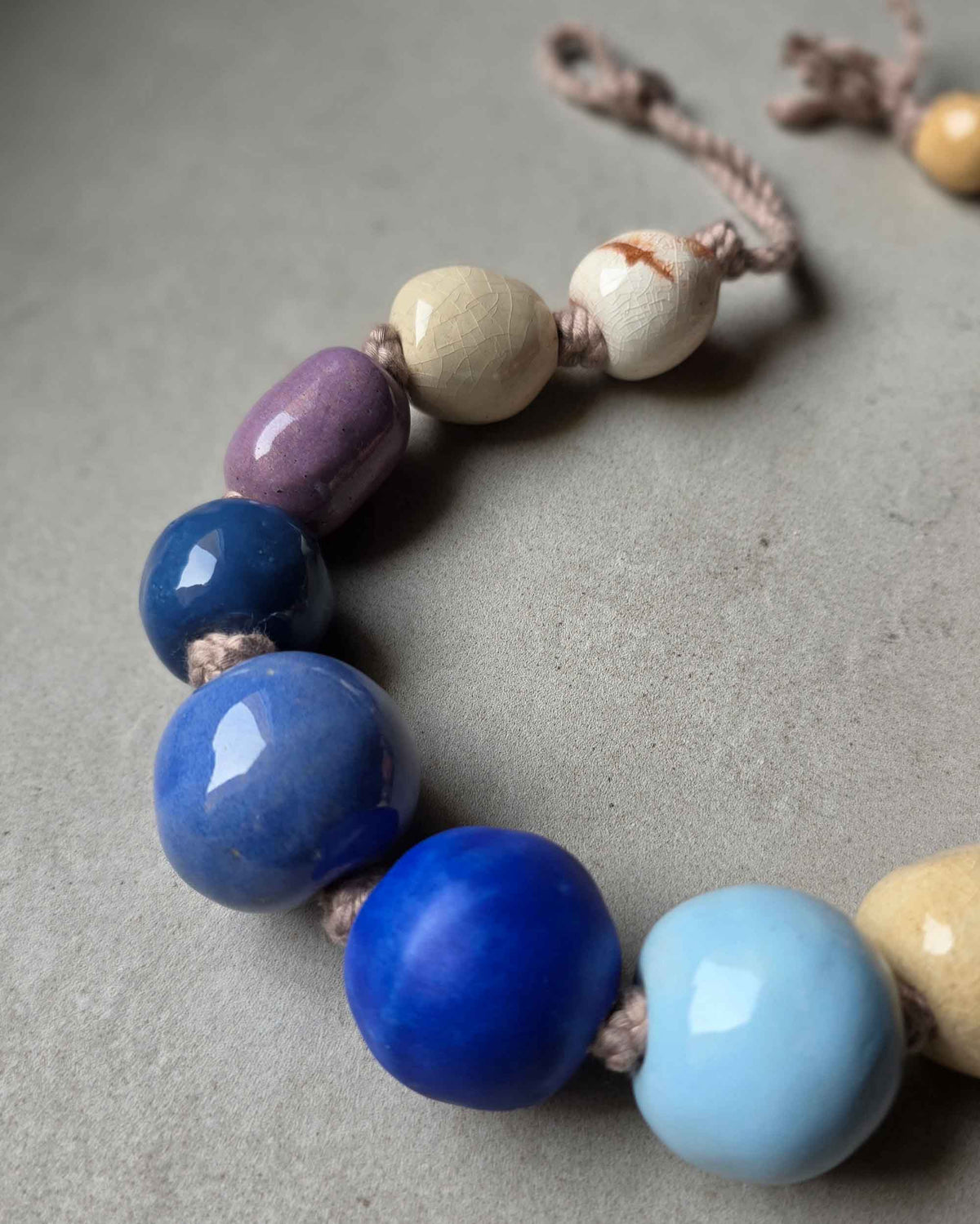 grandi perle colorate in ceramica fatte a mano