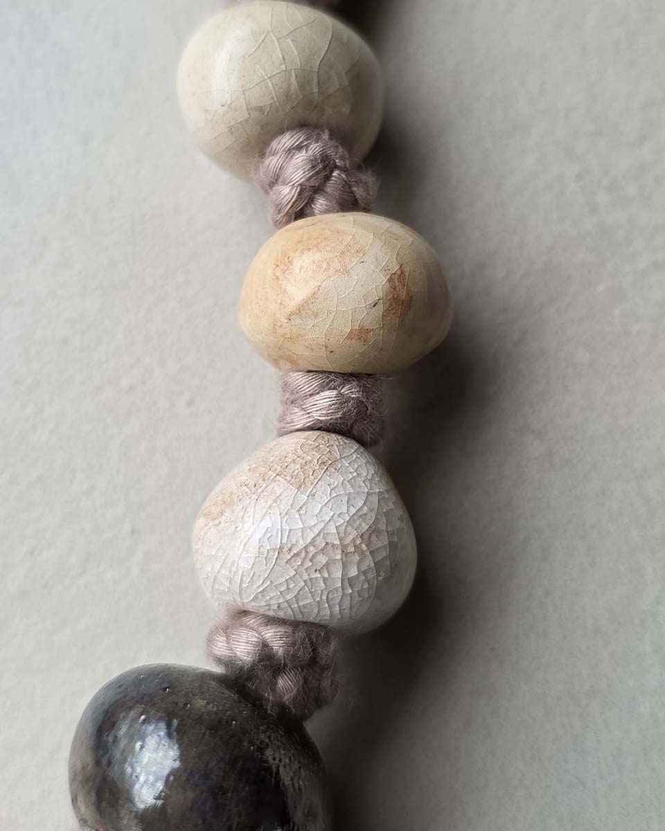 Collana di perle con toni naturali