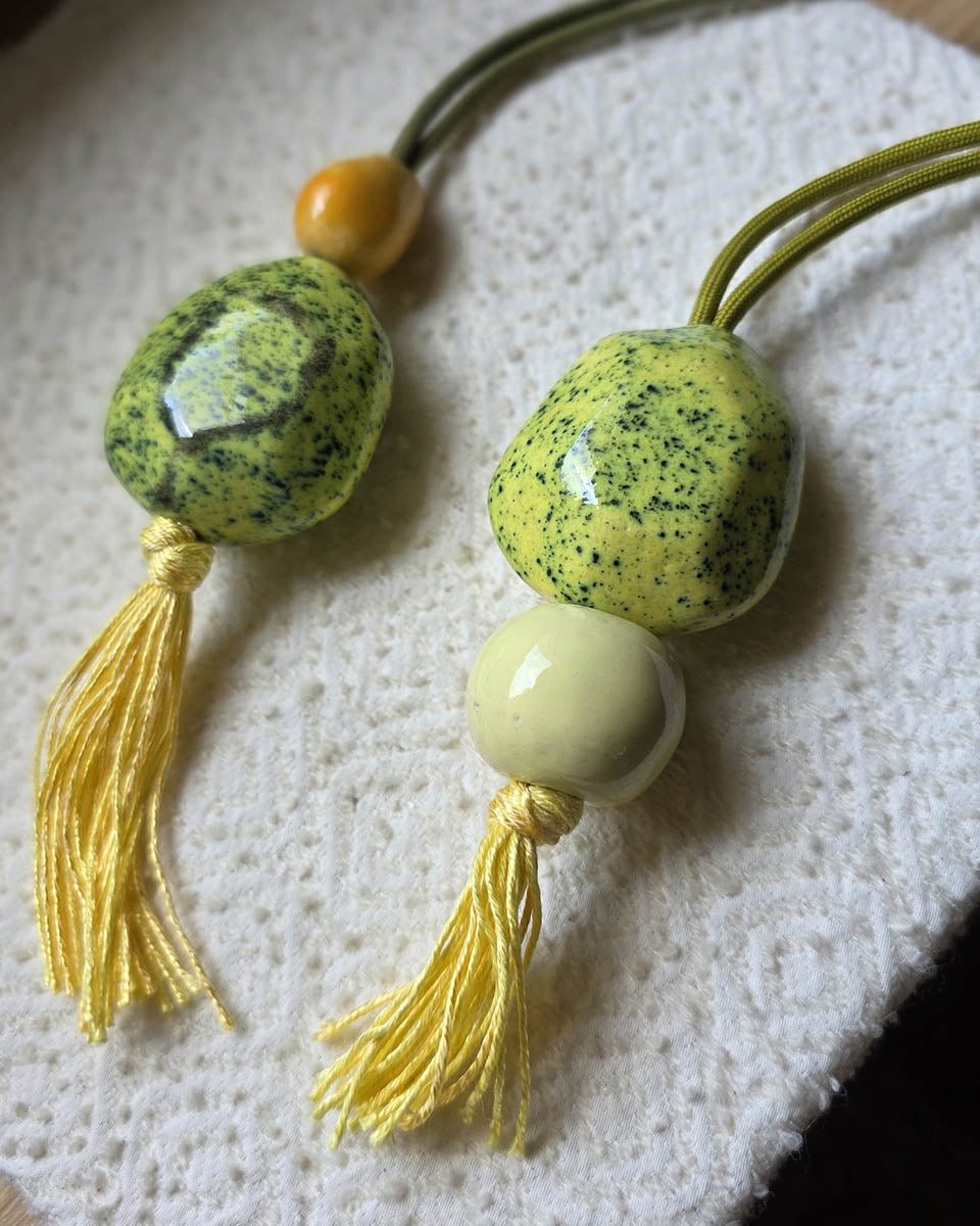 collane gialle con pietre magiche e sfere colorate