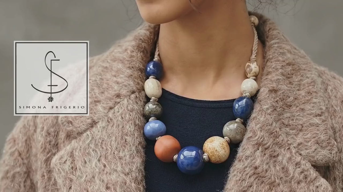 Collane in ceramica di Simona Frigerio indossate, video